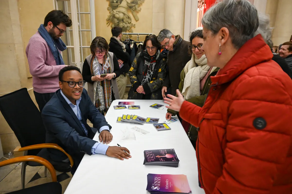 Séance de dédicace - Raphaëlle Feuillâtre